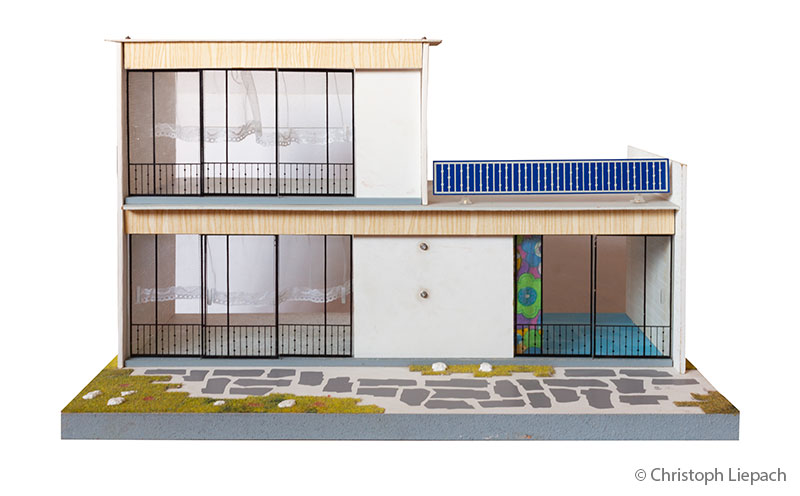 VERO-Puppenhaus &rsaquo;Warna&lsaquo; 1970, zweigeschossig, Frontansicht