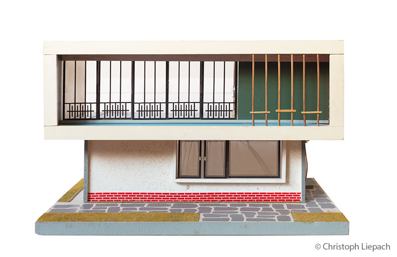 VERO-Puppenhaus 1968, zweigeschossig, Frontansicht